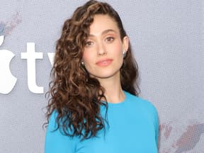 emmy rossum mit locken auf roten teppich