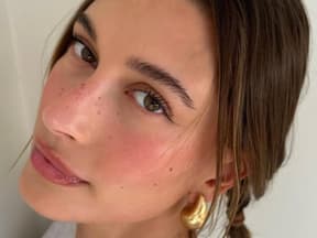 Hailey bieber selfie mit sommersprossen