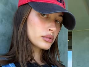 Hailey Bieber Selfie mit Cap