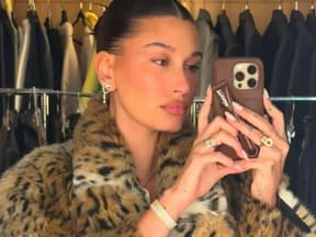 Hailey Bieber selfie in leo-jacke