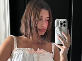 Hailey Bieber Spiegel-Selfie