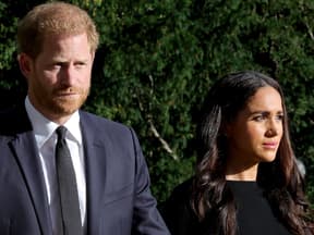 Harry und Meghan gucken bedrückt