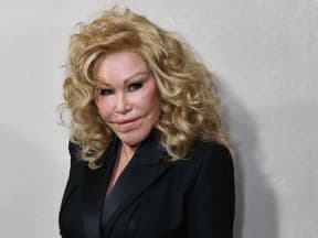 Jocelyn Wildenstein schaut zur Seite