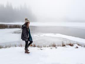 Junge Frau mit Winterjacke