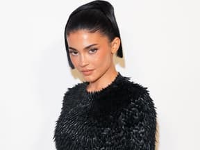 Kylie Jenner lächelt leicht