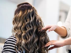 Frau mit schönen haaren beim friseur