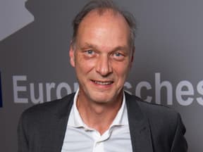 Martin Brambach lächelt