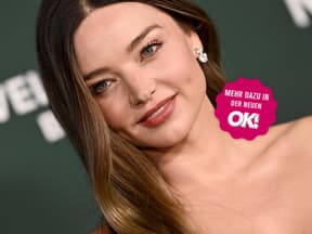 Miranda Kerr lächelt zur Seite