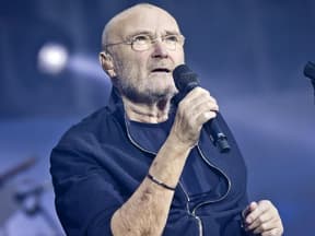 Phil Collins hält Mikrofon in der Hand