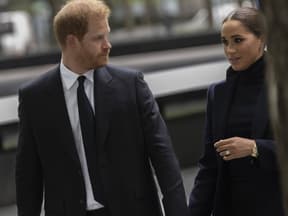 Prinz Harry und Herzogin Meghan schauen sich ernst an