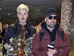 Sam Dylan und Rafi Rachek, ernst am Flughafen