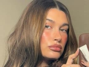 Hailey Bieber macht Selfie