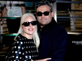 Lady Gaga und Michael Polansky mit Sonnenbrillen