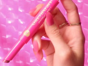 Lip Injection Extreme Too Faced mit Hand