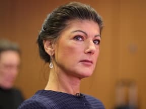 Sahra Wagenknecht nachdenklich