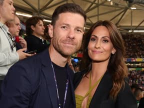 Xabi Alonso & Nagore Aranburu im Stadion, Menschen im Hintergrund