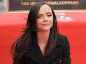 Christina Ricci, roter Hintergrund