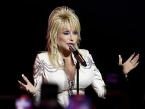 Dolly Parton mit Mikrofon