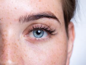 Frau mit blauen Augen und langen wimpern