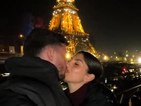 Yeliz Koc & Jannik Kontalis küssen sich vor dem Eiffelturm