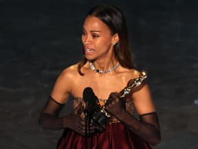 Zoe Saldana weint auf der Bühne nach ihrem Oscar-Gewinn