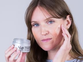 Cleansing Balm wasserfestes Make-up Frau benutzt Cleansing Balm