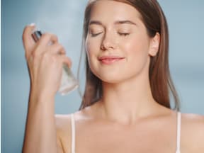 Gesichtsspray von TikTok Frau sprüht Gesichtswasser aufs Gesicht