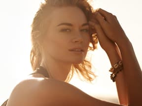 Sommerbräune halten Frau am Strand mit Glow