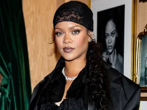 Rihanna Fenty Skin Hautpflege Rihanna mit Spitzentuch auf Kopf