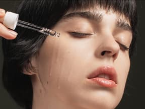 Anti-Aging-Bestseller Frau trägt Anti-Aging-Serum auf