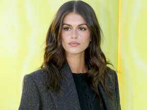 Kaia Gerber Beauty Geheimnis Kaia Gerber vor gelb-grünem hintergrund