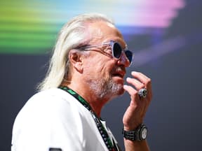 Robert Geiss guckt geschockt zur Seite und trägt eine Sonnenbrille