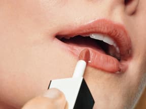 2-in-1-Öl von Clinique Frau trägt Lippenfarbe auf