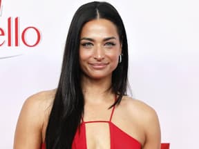 Amira Aly lächelt im roten Kleid