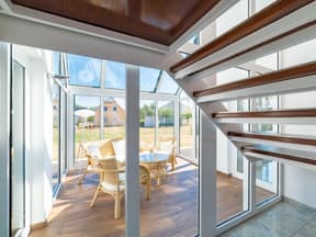 Ein Wintergarten in einem Haus