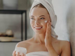 Frau mit Anti-Aging-Fluid