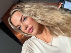 Laura Maria Rypa mit offenen Haaren Selfie