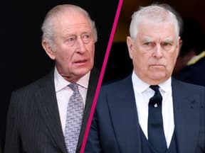 König Charles III. guckt ernst und traurig, Andrew Mountbatten-Windsor guckt ernst