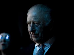 König Charles III. schaut ernst und traurig