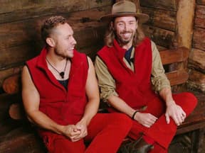 Patrick Romer und Gil Ofarim lachen im Dschungelcamp