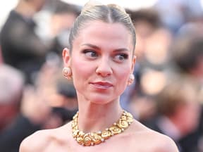 Valentina Pahde guckt schräg zur Seite