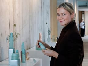 Valentina Pahde lächelt am Beauty-Stand