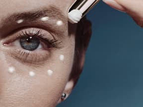 Frau mit straffer Augenpartie mit Creme