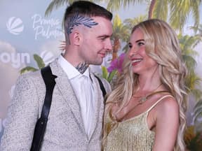 Eric Stehfest und Franzi Temme schauen sich Arm in Arm an und lächeln