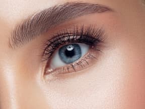 Frau mit traumwimpern