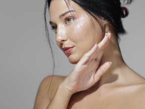 Frau mit strahlender Haut