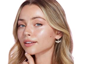 Frau mit Glow-Primer