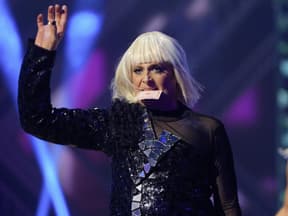 Ross Antony mit Karte im Mund