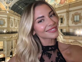 Valentina Pahde lächelt vor toller Kulisse