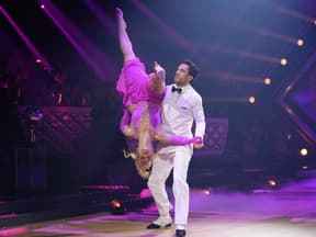 Kathrin Menzinger über Kopf in Jan Kittmanns Armen